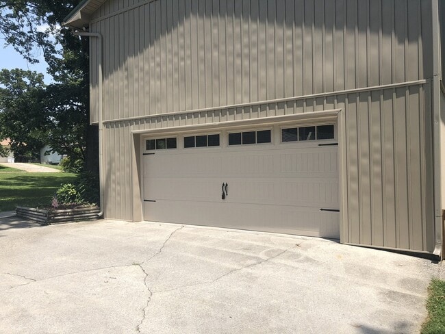 Building Photo - 4 Bedroom - 3 Bath Home with a 2 car garage in Farragut