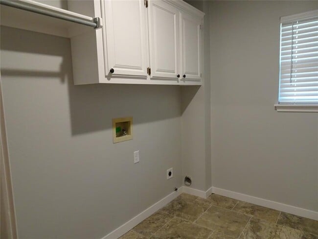 Building Photo - 8412 Pinewood Dr