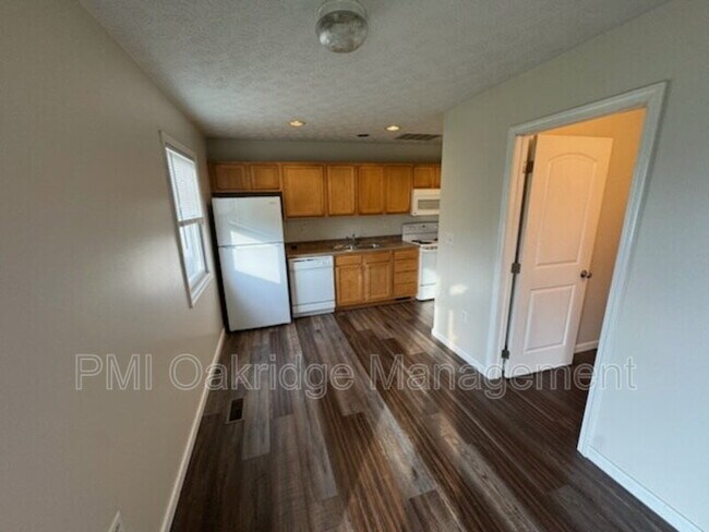 Building Photo - 121 Bruns Dr