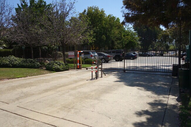 Building Photo - Renovated 2 Bed, 2 Bath Condominium in Gated Community