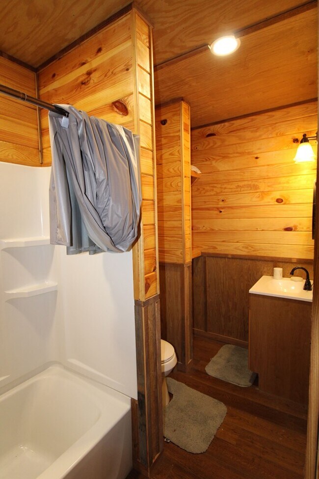 Building Photo - 900 Race Track Rd