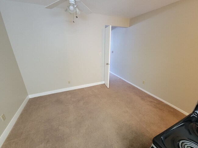 Building Photo - 2 Bedroom, 1 Bathroom Condo located in Max...
