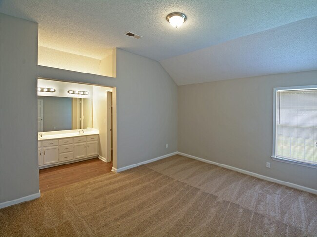 Building Photo - 3 BEDROOM, 2 BATH NEAR STATELINE RD AND ROSS RD