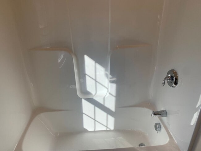 Building Photo - 129 Kenoza Ave