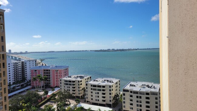 Building Photo - Seasonal/short term 3/2 renovated Ritz Carlton beauty with long water views