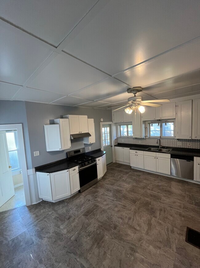 Building Photo - 13 Clark St