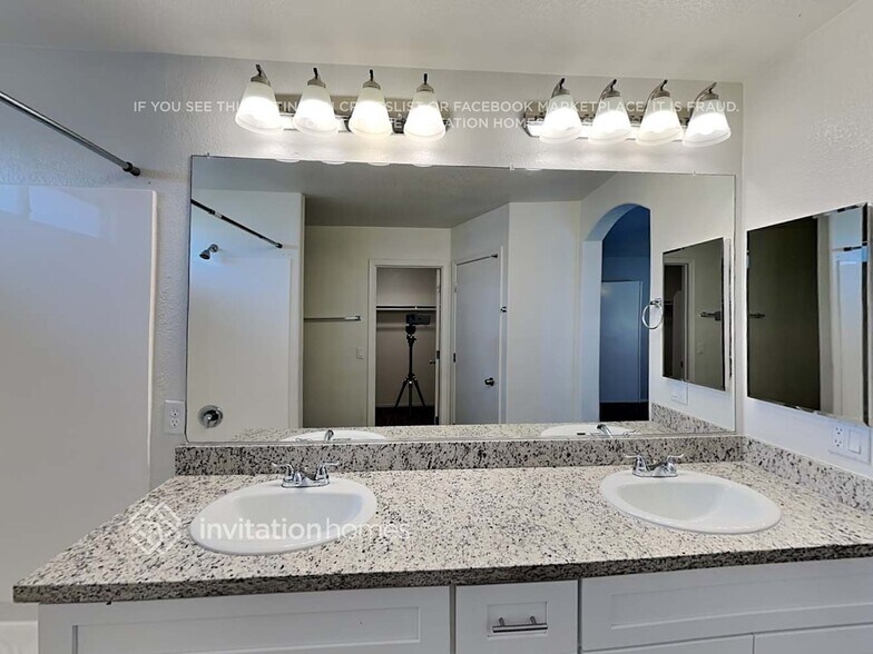 Building Photo - 12724 W Voltaire Ave