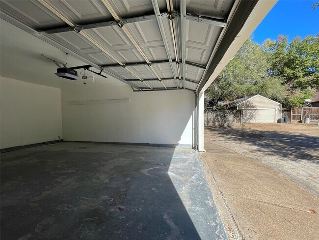 Building Photo - 707 Center Hill Dr