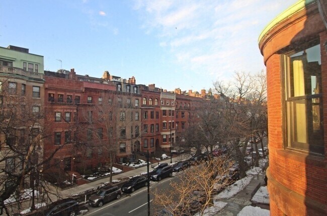 Building Photo - 473 Beacon St