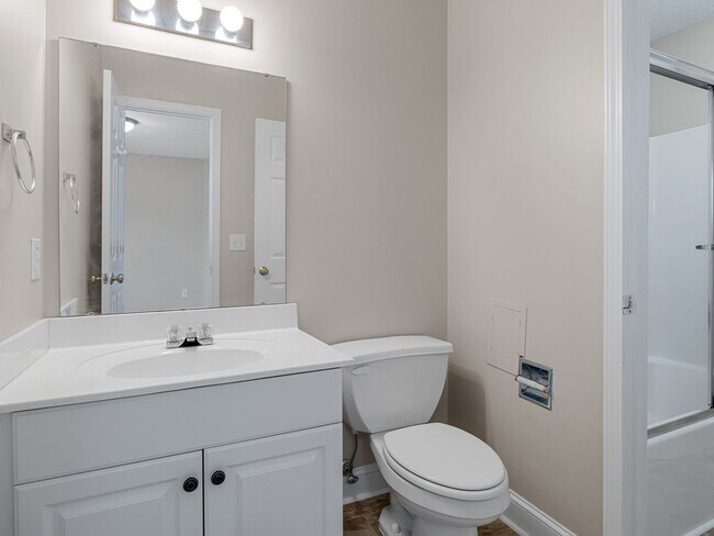 Building Photo - Freshly Renovated 3 BR, 2 BA Townhome Cent...