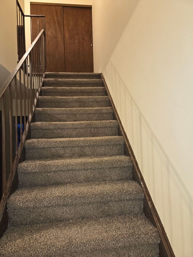 Building Photo - Spacious Townhome!