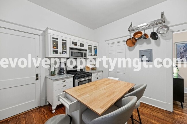 Building Photo - Charming 2 bedroom midtown unit.