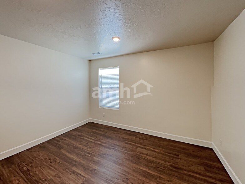 Building Photo - 1192 Wagon Way