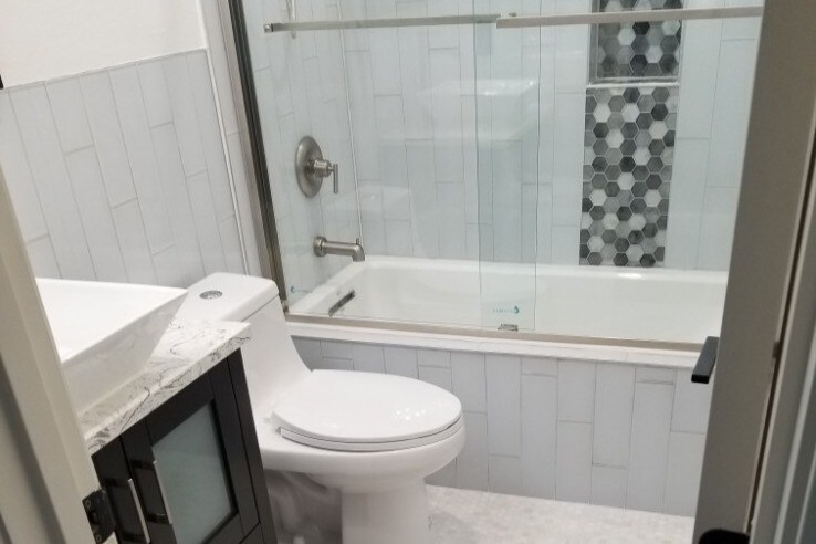 Upper Unit Bath - 1008 E 49th St