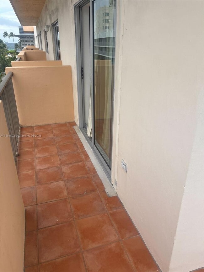 Building Photo - 1150 Collins Ave