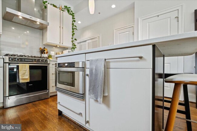 Building Photo - 2106 10th St NW