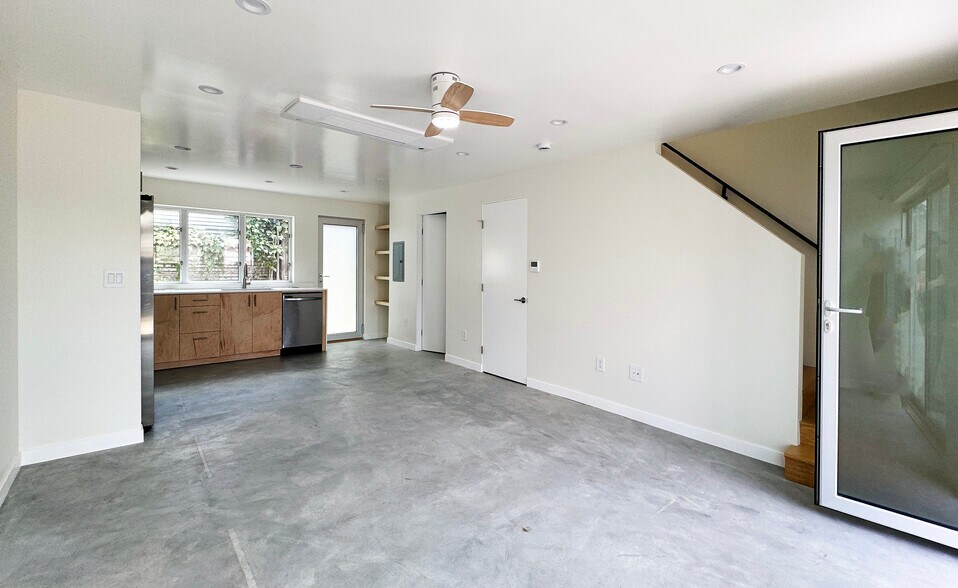 Building Photo - 5644 Aldama St