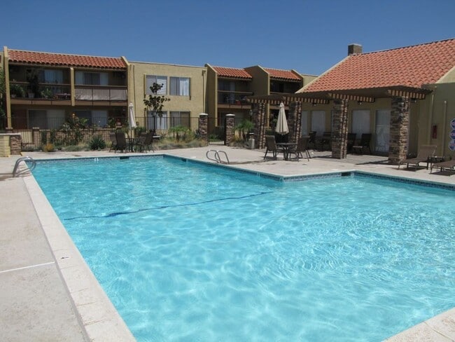 Building Photo - Downstairs 1 Bedroom Unit with Front Patio...