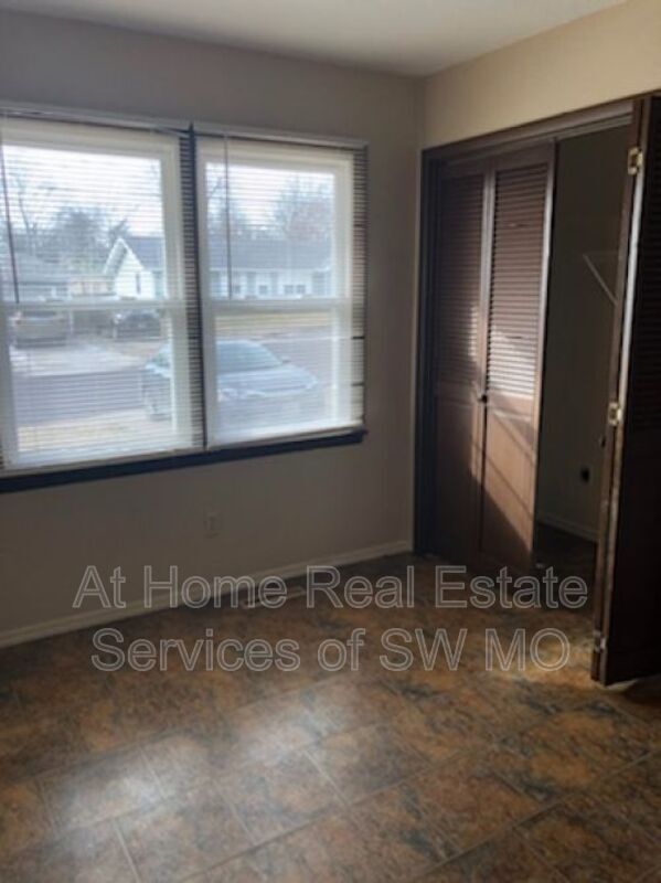 Building Photo - 3231 W Olive St