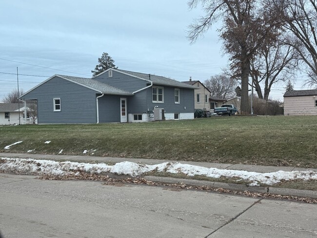 Building Photo - FOR RENT! Spacious 3-Bedroom Home with Garage & Large Yard – Davenport, IA