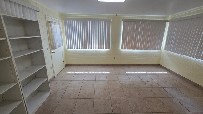 Building Photo - 10806 N 110th Dr