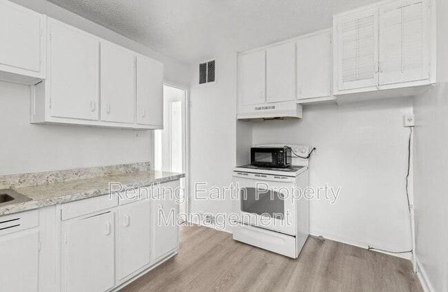 Building Photo - 628 Annie Laura Dr