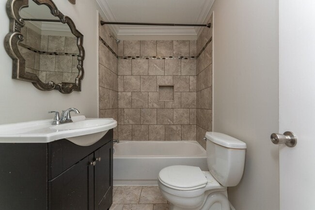Building Photo - Move-In Ready Comfort – 4 Bed, 2 Bath!