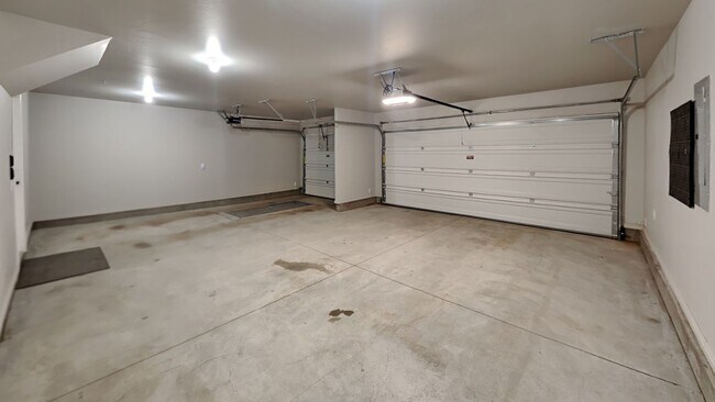 Building Photo - Luxury 4 Bedroom 3 Bathroom Home in Lone O...