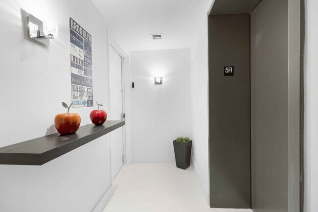 Building Photo - 2602 E Hallandale Beach Blvd