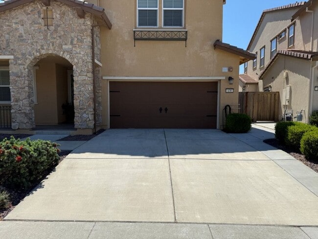 Building Photo - Newer Modern 4 Bedroom 3.5 Bath w/ Bedroom...
