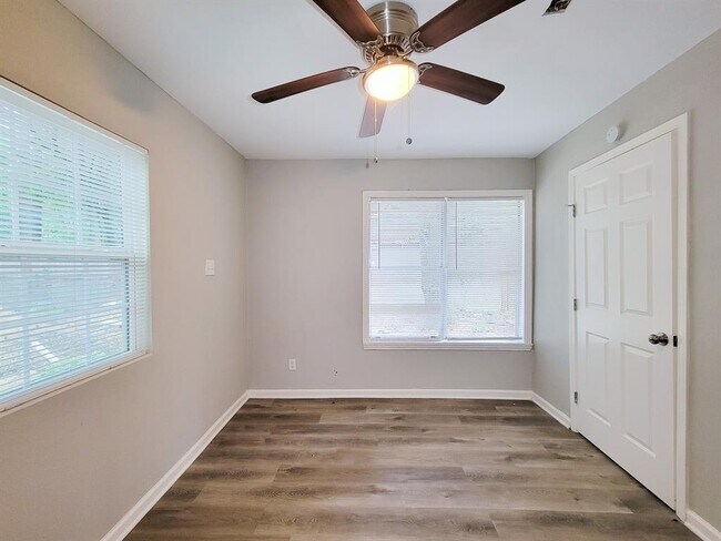 Building Photo - 405 Silver River Dr
