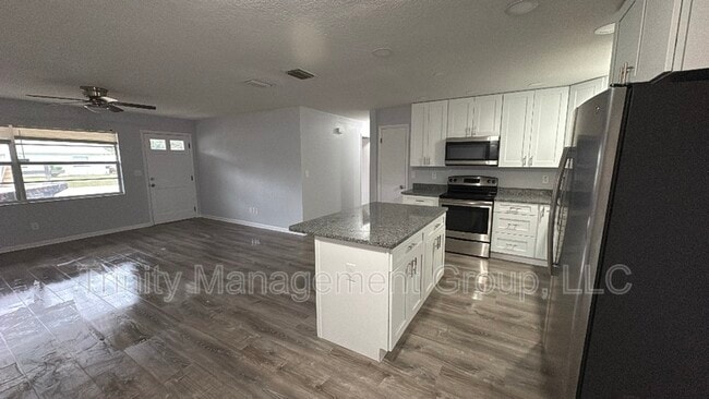 Building Photo - 2000 NE 50th Pl