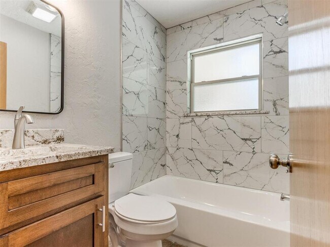 Building Photo - 306 S Mercedes Dr