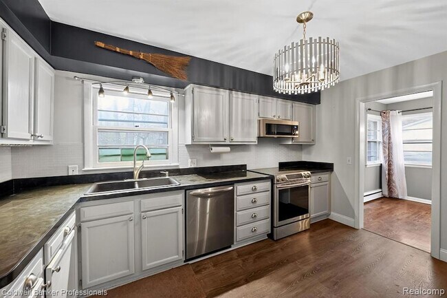 Building Photo - 4448 Greenwood Dr