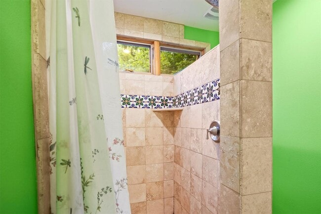 Building Photo - 508 E 38th 1/2 St