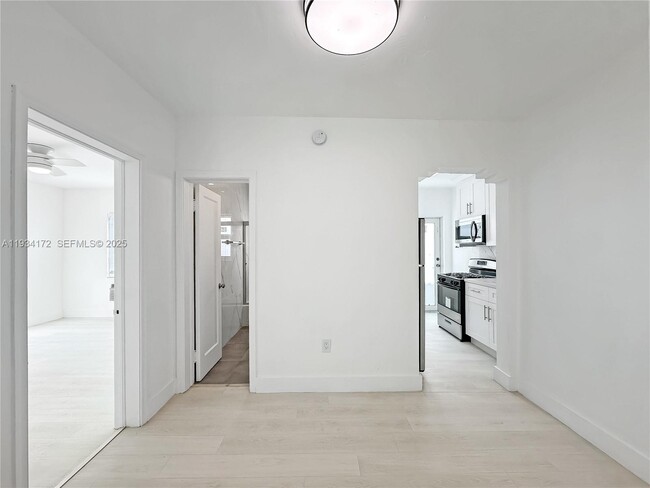 Building Photo - 955 Bay Dr