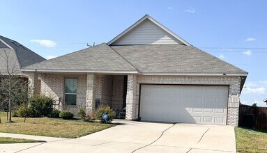 Building Photo - 3 bedroom 2 Bath home Move In Ready