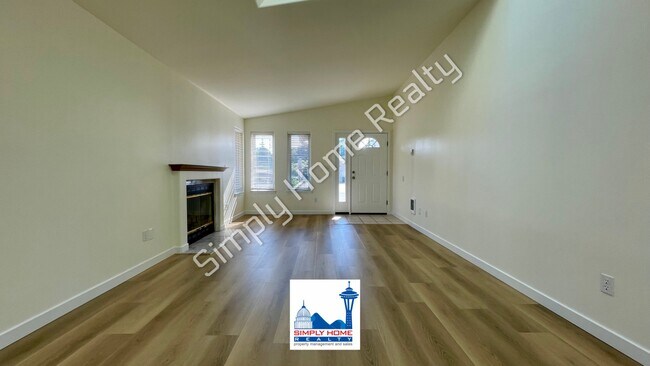 Building Photo - MOVE-IN READY LUXURY RENTAL - Beautifully Renovated 3 Bedroom, 2 Bathroom Duplex in Quiet Cul-de-...