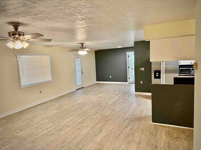 Building Photo - 73 Dan St