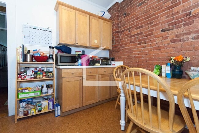 Building Photo - Nice, Affordable Brighton 5 Bed/2 Bath right off Beacon St for 9/1.  NO BROKER FEE!!!