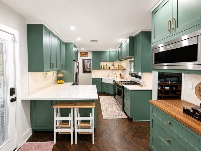 Building Photo - Luxury Terrell Hills Lease with 2025 Remodel, New Salt-Chlorinated Pool & Outdoor Living!  Beauti...