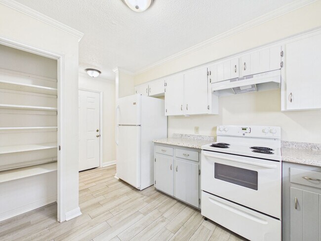 Building Photo - AVAILABLE NOW! 2 Bedroom 2 Bathroom