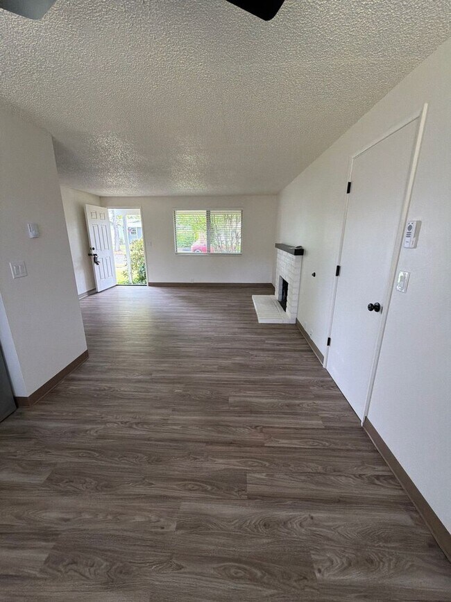 Building Photo - 1040 Lamplite Ln