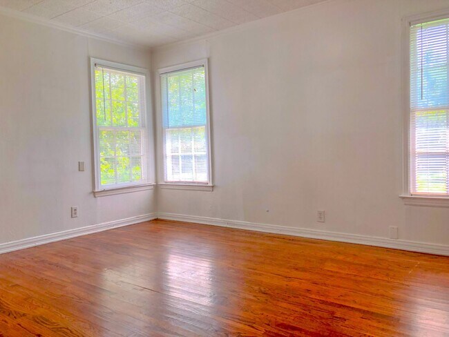 Building Photo - Available February | Charming 2 BD 1 BA Home - Cleburne