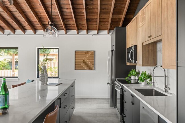 Building Photo - 870 Carver St