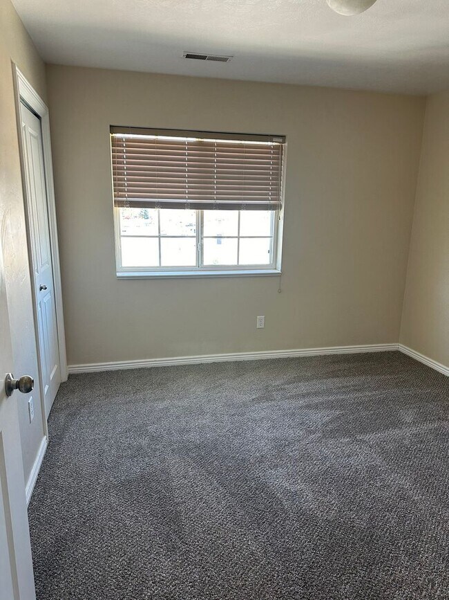 Building Photo - 3 Bedroom 2 Bathroom Townhome