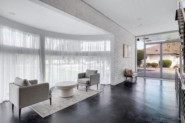 Building Photo - Mid-century modern home in Arcadia with pr...