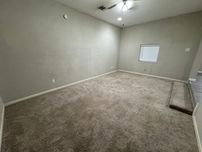 Building Photo - 406 Hillcrest St