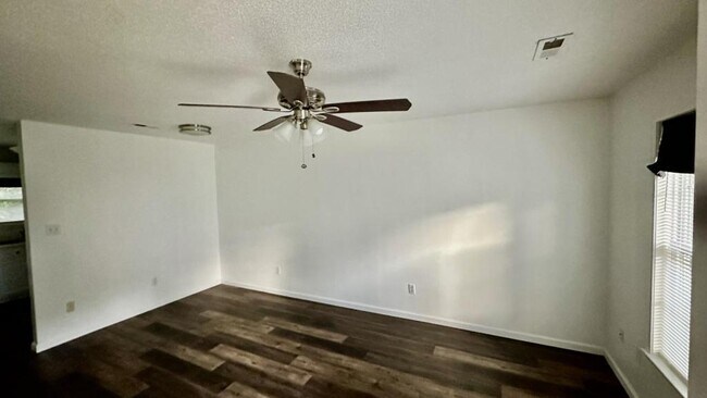 Building Photo - 125 Evvalane Dr
