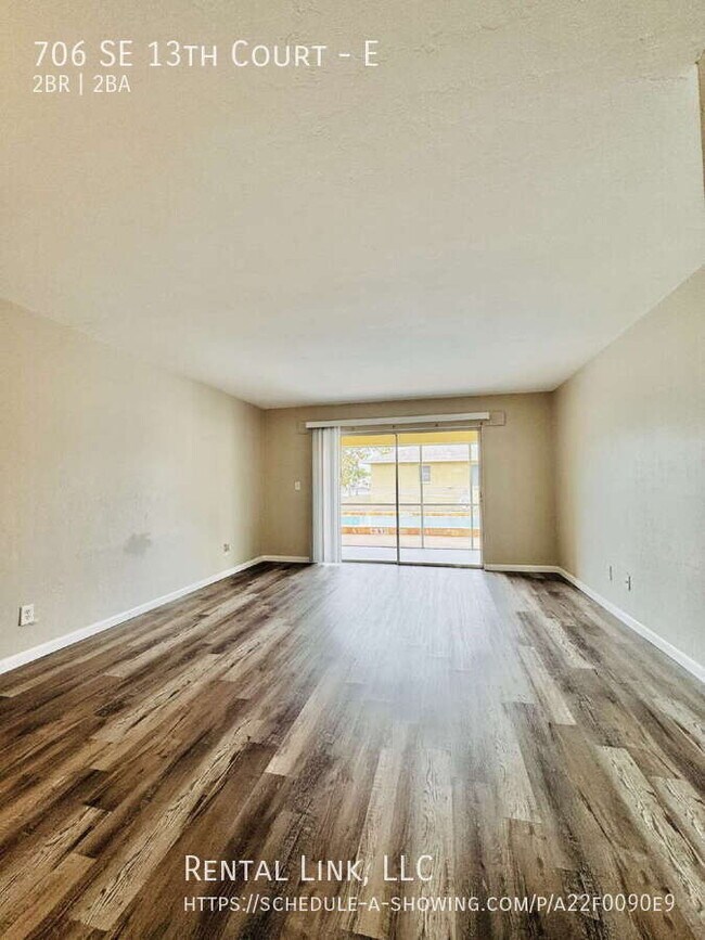 Building Photo - 706 SE 13th Ct